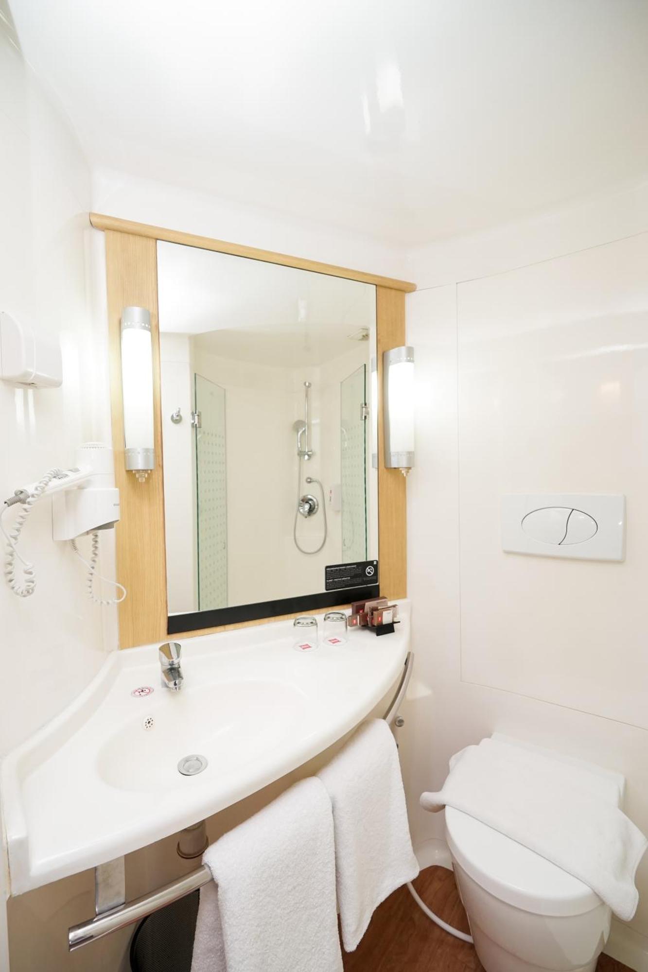 Ibis Jakarta Senen Extérieur photo